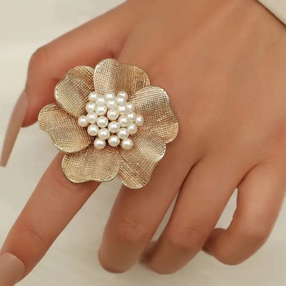 Large Flower Pearl Ring
